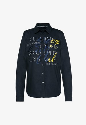 Camicia blu navy in cotone con colletto a punta, caratterizzata da audaci scritte bianche, gialle e blu sulla parte frontale.