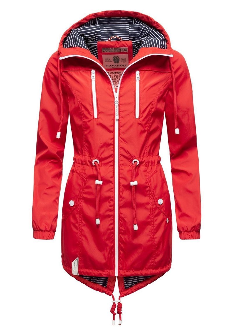 Veste imperméable rouge avec taille à cordon, poches zippées et doublure rayée dans la capuche. Présente un col montant et des poignets réglables.