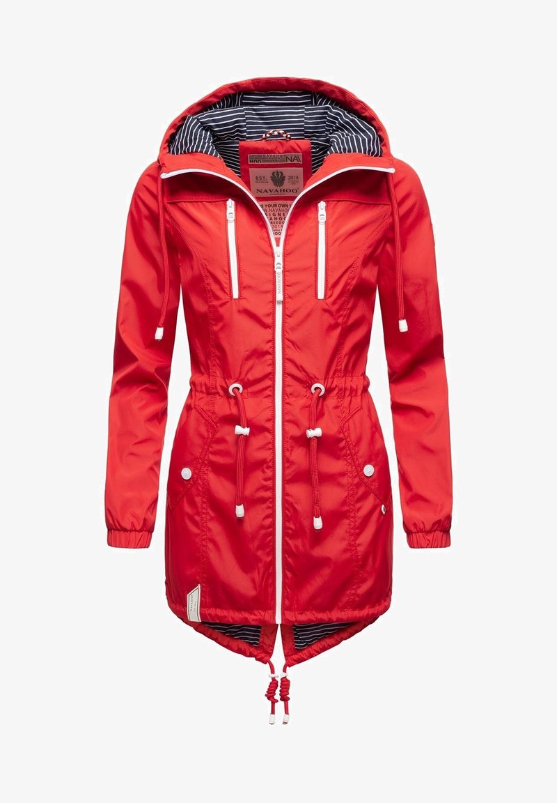 Veste imperméable rouge avec taille à cordon, poches zippées et doublure rayée dans la capuche. Présente un col montant et des poignets réglables.