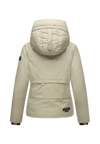 Beige hooded jacket met een gewatteerd ontwerp, voorzien van een voorpaneel detail en een logopatch aan de linkerkant onder. Glad textuur en lange mouwen.