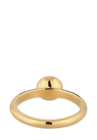 Eenvoudige gouden ring met een gladde band en een gepolijste, bolvormige gouden bal bovenop, geïsoleerd op een witte achtergrond.