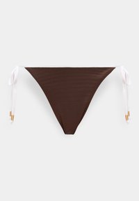 Καφέ κάτω μέρος μπικίνι με λευκές πλαϊνές κορδονέτες και διακοσμητικές χρυσές χάντρες, τοποθετημένο επίπεδα σε ανοιχτό φόντο.