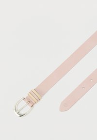 Ανοιχτόροζ δερμάτινη ζώνη με δύο μπεζ θηλιές και λαμπερή ασημί μεταλλική αγκράφα, τοποθετημένη επίπεδα σε λευκό φόντο.