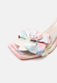 Παπούτσι με μεταλλικό παστέλ τετράγωνο δάχτυλο, διακοσμημένο με στρωμένα λουλούδια και μικρή πέτρα στην μπροστινή λουρίδα.