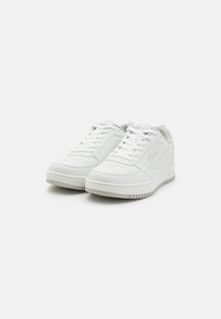 Vita lädersneakers med texturerade ytor, perforerad tå, rund snörning och märkessymboler. Tjock gummisula med mönster.
