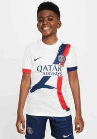 Maillot blanc Nike avec un design en coups de pinceau rouge et bleu, arborant le texte "QATAR AIRWAYS" et un logo de Paris. Porté avec un short bleu.