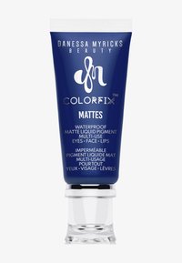 Tubo blu di Danessa Myricks Beauty Colorfix, pigmento liquido matte waterproof per occhi, viso e labbra con cappuccio trasparente.