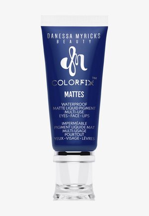 Niebieska tubka Danessa Myricks Beauty Colorfix, wodoodporny matowy płynny pigment do oczu, twarzy i ust z przezroczystą zakrętką.