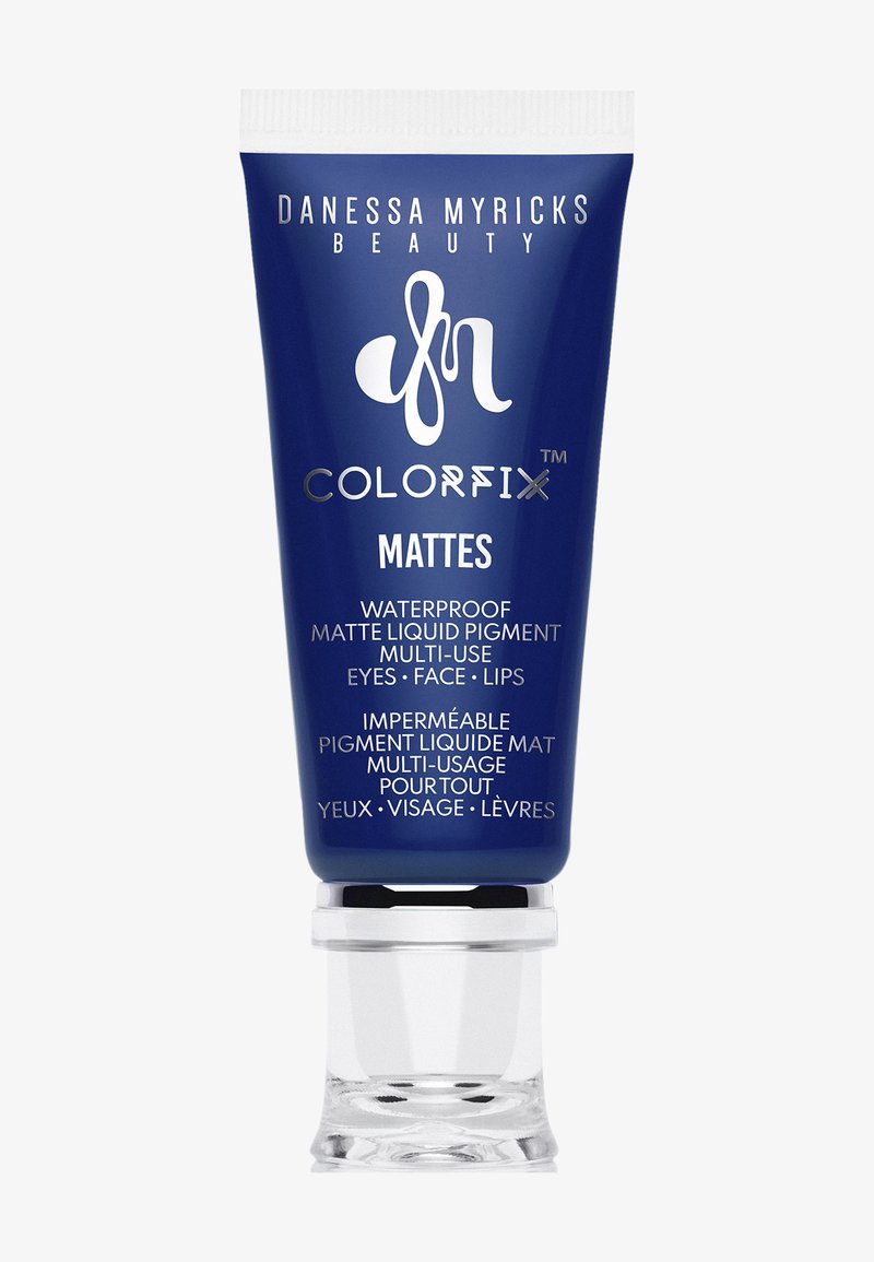 Blauwe tube van Danessa Myricks Beauty Colorfix waterproof matte vloeibare pigment voor ogen, gezicht en lippen met een doorzichtige dop.