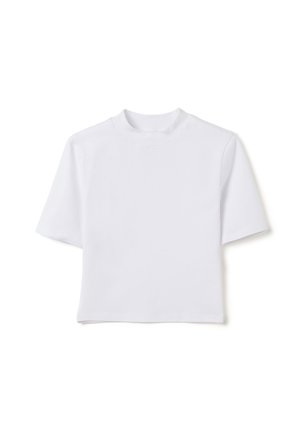 Top blanco de manga corta hecho de una tela suave con un cuello redondo alto y una forma cuadrada y corta. Sin patrones visibles ni herrajes.