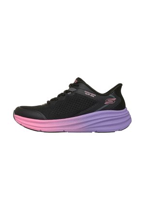Zapatilla deportiva Skechers negra de malla con suela degradada rosa y morada, cierre con cordones, logo lateral y talón acolchado.