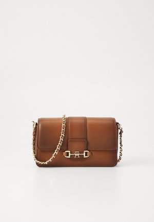 Barna bőr válltáska lánc pánttal, téglalap alakú, fedeles záródású, az elején arany színű fémrészekkel. Minimalista dizájn.