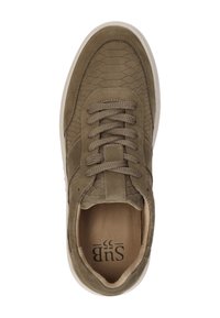 Olijfgroene schoen met een textuur van faux slangenleer aan de bovenkant, vetersluiting en beige zool. Beschikt over een zachte binnenvoering en logo-opdruk.