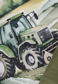Illustration eines grünen Traktors mit großen schwarzen Reifen, detaillierten Fenstern und einem beigen Frontlader, vor einem sanften, gedämpften Landschaftshintergrund.