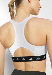 adidas Performance POWERREACT MEDIUM-SUPPORT TECHFIT - Αθλητικό σουτιέν μεσαίας στήριξης - white/black