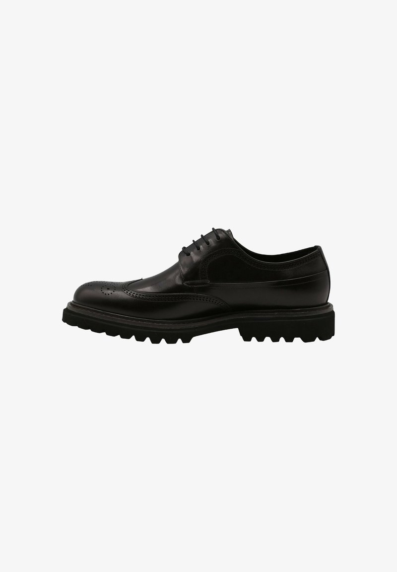 Chaussure brogue en cuir noir présentant un capuchon de chaussure surélevé, des perforations décoratives et une semelle épaisse et robuste pour une meilleure traction.