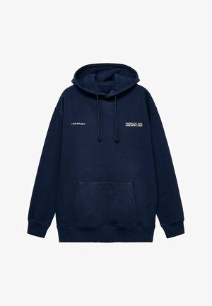 Felpa blu navy con tasca frontale, cappuccio con lacci e testo bianco che recita "VIVI BOLD" e "ABBRACCIA L'IMPREVISTO" sul petto.