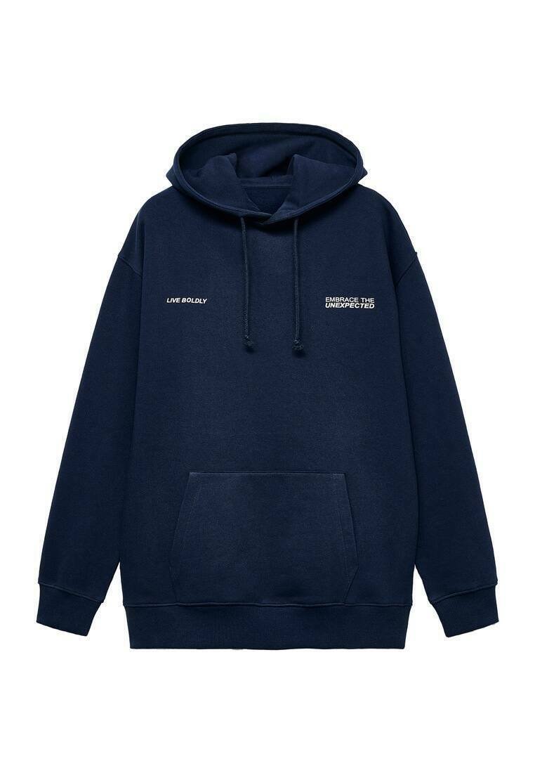 Felpa blu navy con tasca frontale, cappuccio con lacci e testo bianco che recita "VIVI BOLD" e "ABBRACCIA L'IMPREVISTO" sul petto.