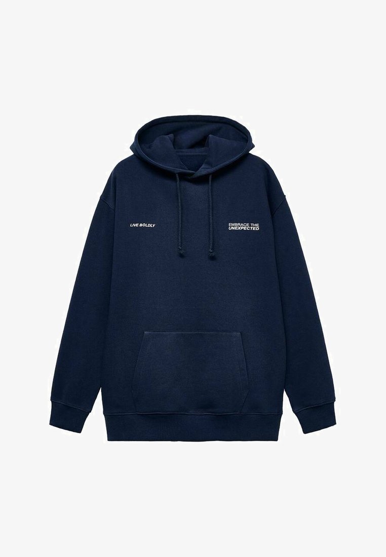 Námornícky modrá mikina s kapucňou a predným vreckom, so sťahovacou šnúrkou a bielym textom "ŽIJ ODVAŽNE" a "PRIJMI NEČAKANÉ" na hrudi.