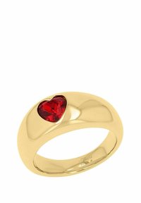 Anillo de banda de oro con un acabado pulido que presenta una piedra preciosa en forma de corazón rojo facetada, engastada en el centro.