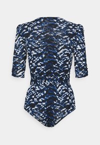 Mörkblå bodysuit med ett texturerat, abstrakt mönster i nyanser av blått och vitt. Har trekvartslånga ärmar och en figursydd midja.