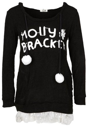 Czarny sweter z długim rękawem z białym napisem „Molly Bracken”, dwie pompony na sznurkach oraz białe tiulowe wykończenie w kropeczki na dole.