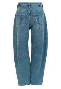 Jeans en denim avec une coupe ample, de couleur bleu clair, et deux poches à l'arrière avec un design de couture incurvé. Ourlet brut au niveau des chevilles.