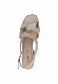 Sandalo beige con tacco alto e punta aperta, caratterizzato da cinturini incrociati in una combinazione di finiture opache e metalliche. Tacco quadrato e cinturino alla caviglia.
