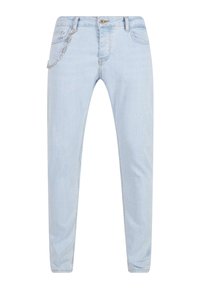 Jeans de mezclilla azul claro con un ajuste slim, que cuentan con bolsillos frontales, un pequeño accesorio de cadena y un cierre de botón.