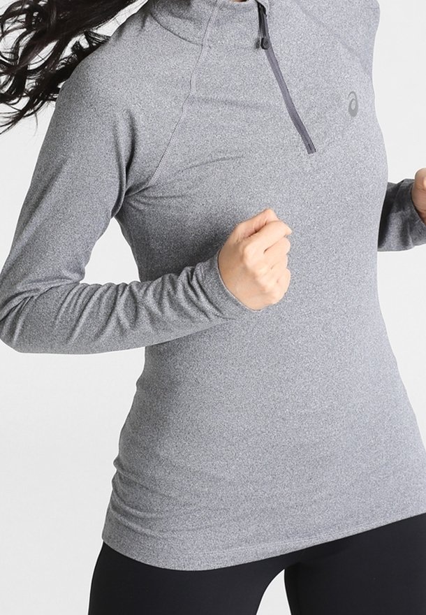 Graues, langärmeliges Sportoberteil mit einem Viertel-Reißverschluss, aus elastischem Material, das einen dezenten Glanz aufweist und ein Logo auf der Brust hat.