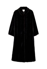Čierny kabát z umelého kožucha s š�álovým golierom, prehnanými rukávmi a rovným strihom. Obsahuje zapínanie na gombíky a mäkký, textúrovaný povrch.