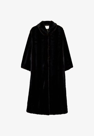 Melns mākslīgā kažokādas mētelis ar šalu apkakli, pārāk lielām piedurknēm un taisnu griezumu. Iespējama pogu aizdare un mīksta, strukturēta virsma.