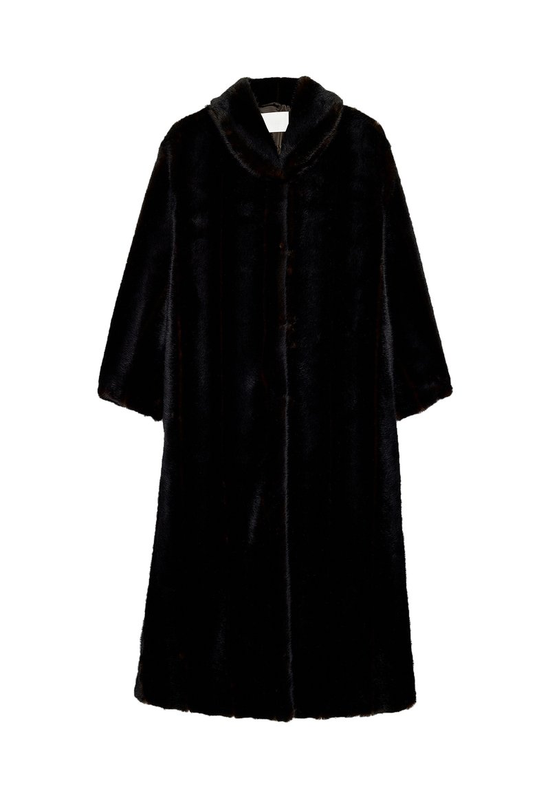 Čierny kabát z umelého kožucha s šálovým golierom, prehnanými rukávmi a rovným strihom. Obsahuje zapínanie na gombíky a mäkký, textúrovaný povrch.
