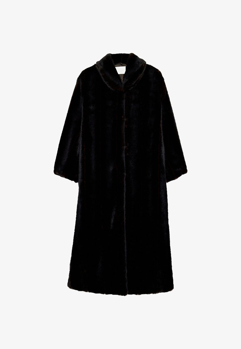 Melns mākslīgā kažokādas mētelis ar šalu apkakli, pārāk lielām piedurknēm un taisnu griezumu. Iespējama pogu aizdare un mīksta, strukturēta virsma.