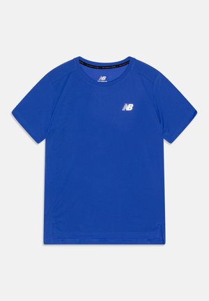 Effen blauwe korte mouwen New Balance sportshirt met ronde hals en wit logo op de linkerborst.