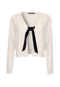 Gebreide cardigan in roomkleur met een structuurpatroon, voorzien van lange mouwen en een zwarte fluwelen striksluiting aan de voorkant.