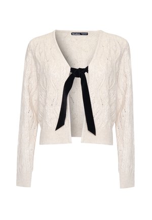 Strickjacke in Creme mit einem strukturierten Muster, langen Ärmeln und einem schwarzen Samt-Schleifenverschluss vorne.