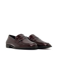 Bordeaux patenten leren loafers met een ronde neus, decoratieve zadels stitching en een lage gestapelde hak. Gladde textuur, geen zichtbare patronen.