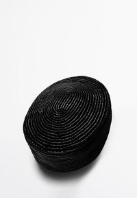 Zwarte, geweven container in een ovale vorm met een spiraalpatroon. Heeft een gestructureerd oppervlak en gladde randen.