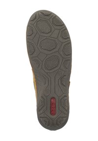 Semelle en caoutchouc marron avec des motifs hexagonaux et circulaires, révélant une surface texturée et le logo Rieker en rouge. Bord usé et design robuste.
