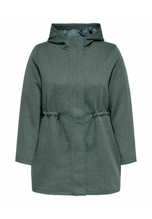 Zielona, kapturowa kurtka wykonana z teksturowanej tkaniny; posiada regulowany ściągacz w pasie oraz zapięcie z przodu bez widocznych elementów metalowych.