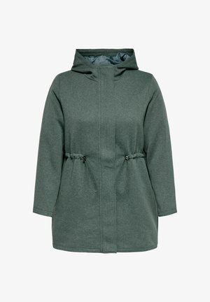 Zelena kapuca jakna iz teksturirane tkanine; ima prilagodljiv struk s vezicama i prednje zapiranje bez vidljivih metalnih dijelova.