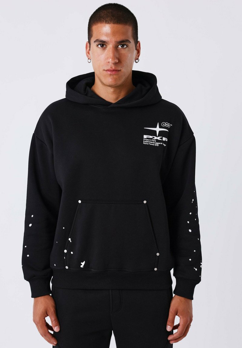 Zwarte hoodie van katoenmix. Voorzien van een witte spetterdesign op de mouwen en de voorzak, met metalen studs als accenten.
