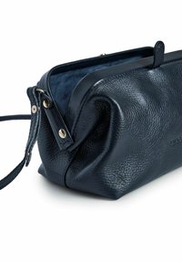 Borsa in pelle blu navy con una finitura testurizzata. Presenta una chiusura a zip, una piccola maniglia e una morbida fodera interna. Forma compatta e arrotondata.