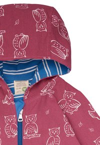 Kinderen capuchonjacket in bordeauxrood met witte uilenpatronen. Heeft een blauwgestreepte voering en een rits aan de voorkant. Gemaakt van biologische materialen.