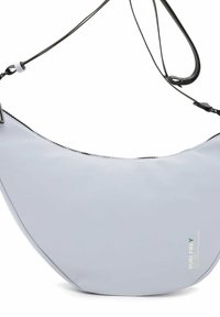 Jasnoszara, półksiężycowa torba na ramię z regulowanym czarnym paskiem i małym logo tekstowym w dolnym prawym rogu.