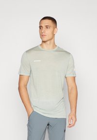 Lichtgroen shirt met korte mouwen, gemaakt van zacht materiaal, met een ronde halslijn en subtiele branding op de borst.