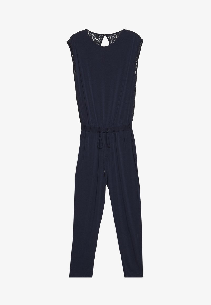 Combinaison sans manches bleu marine foncé avec taille élastique, cordon, détail en dentelle sur les épaules et ouverture en forme de goutte d’eau dans le haut du dos.