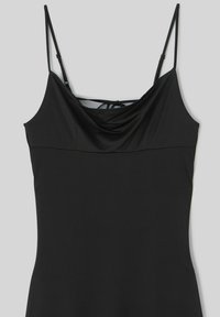 Robe noire sans manches avec un décolleté bénitier drapé, des bretelles spaghetti réglables et une silhouette ajustée à la texture lisse.