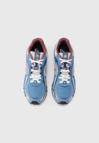 Μπλε αθλητικά παπούτσια με υφή από σουέτ και δίχτυ στο επάνω μέρος, λευκά κορδόνια, ροζ λεπτομέρειες και μαύρη λαστιχένια σόλα. Σχεδιαστικά στοιχεία με λογότυπο.